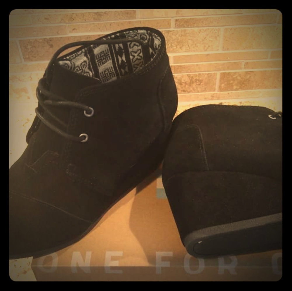 Tom's desert suede wedges size 8